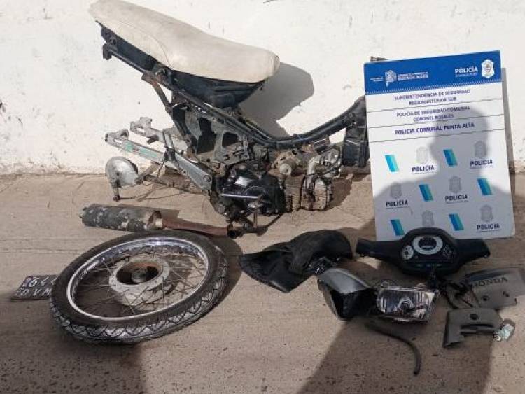 Se encontró moto partes de dudosa procedencia en el patio de una casa