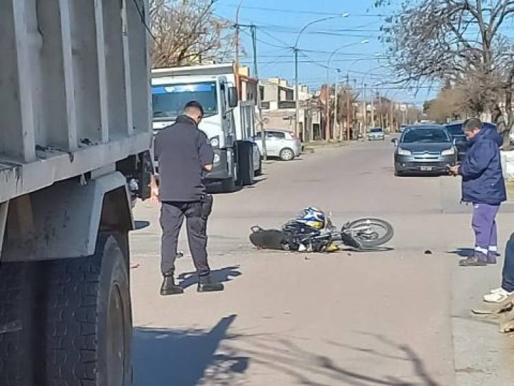 Un motociclista resultó herido tras chocar con un camión municipal