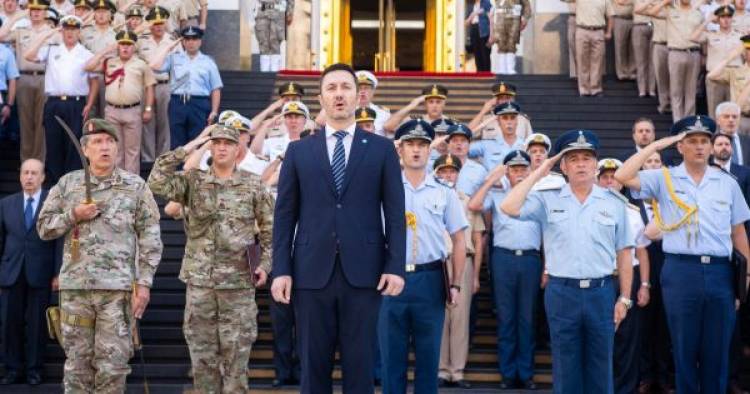 Confirman un aumento de sueldos del personal de las Fuerzas Armadas y de la PEN