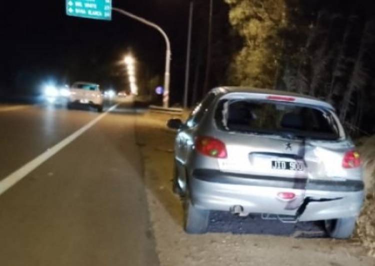 Accidente de tránsito entre una camioneta y un auto en el acceso a Villa del Mar por ruta 229