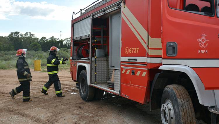 Debido a simulacros de incendios se ven cortinas de humo en la Base Naval Puerto Belgrano