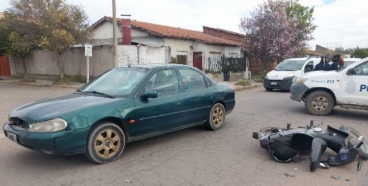 Una persona herida tras un accidente de tránsito entre un auto y una moto