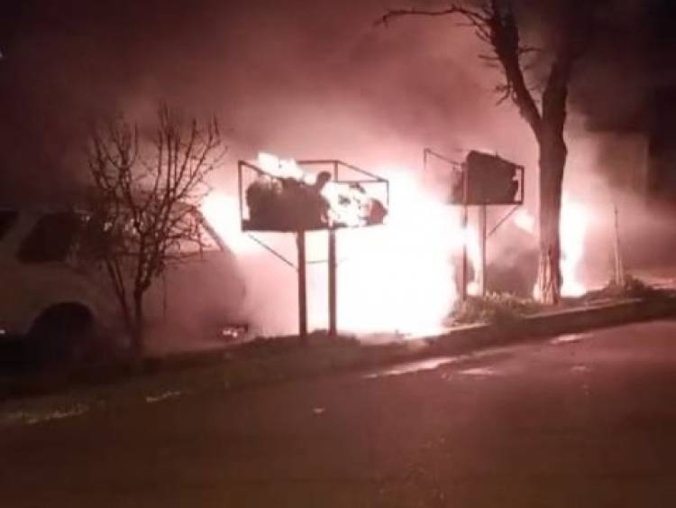 Bomberos Voluntarios acudieron al incendio de dos vehículos