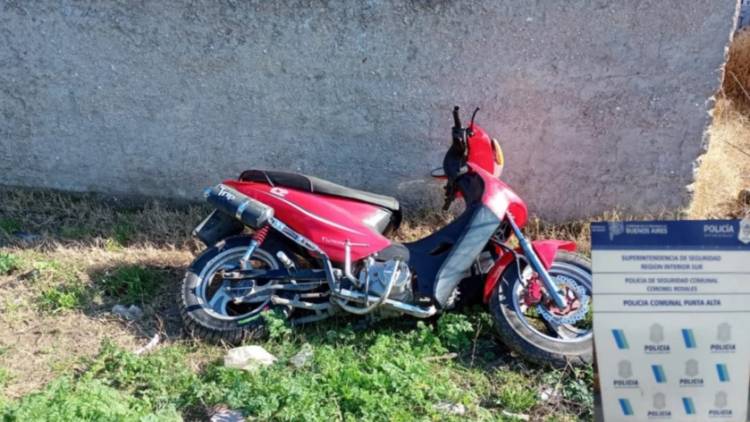 Delincuentes entraron a un patio, robaron una moto y la abandonaron en un descampado