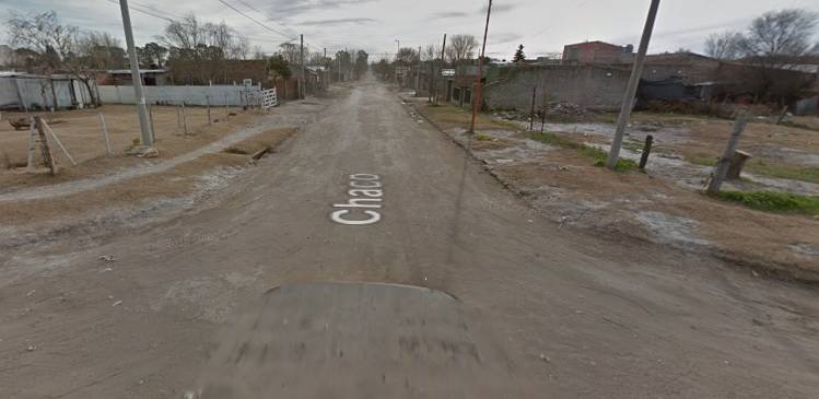 Un auto embistió una rueda con fierros que vecinos colocaron para reemplazar una tapa de registro