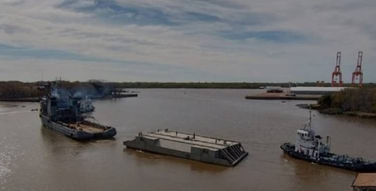 La nueva compuerta del Dique 2 ya se encuentra rumbo a Puerto Belgrano