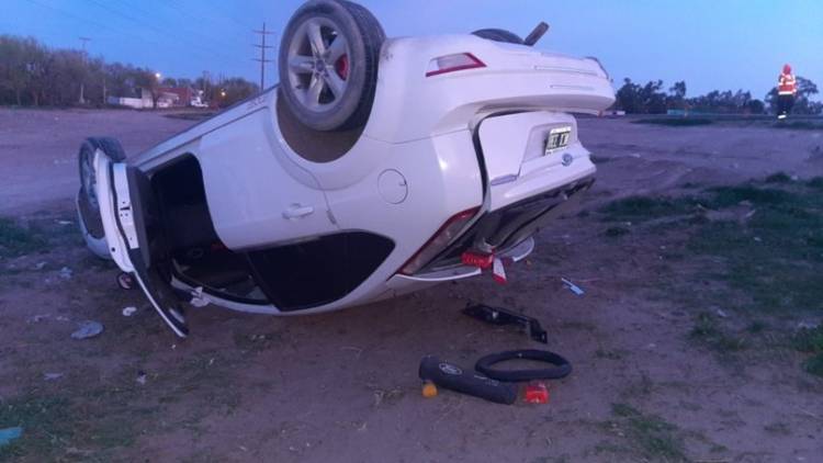 Dos autos terminaron volcados tras chocar en ruta 3 altura rotonda de Grunbein