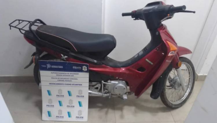 Un delincuente descartó una moto robada en un baldío y fue detenido