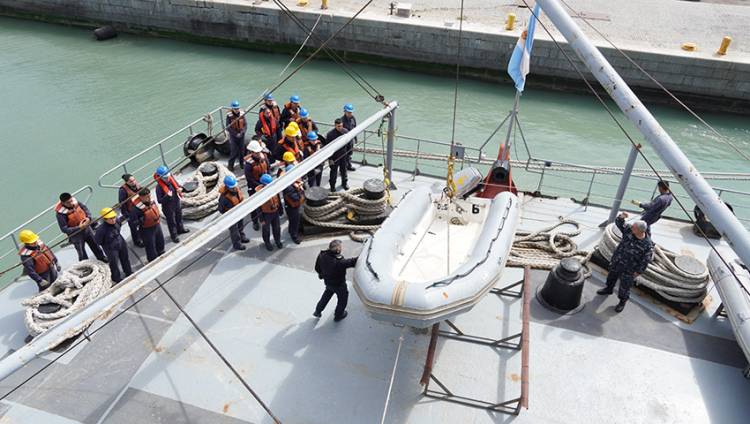 Aspirantes de la ESSA embarcaron en el transporte ARA Bahía “San Blas”