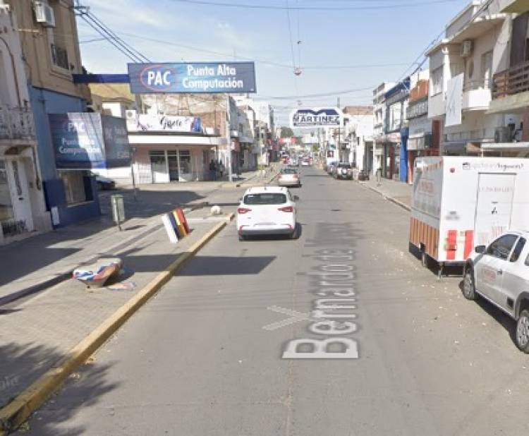 Un motociclista sobrepasó un auto por la derecha y terminó impactando un puesto de golosinas