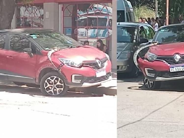 Un camión giró en una esquina y embistió un auto estacionado