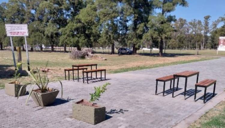El Municipio colocó bancos y macetas en el pasaje de Colón y Urquiza