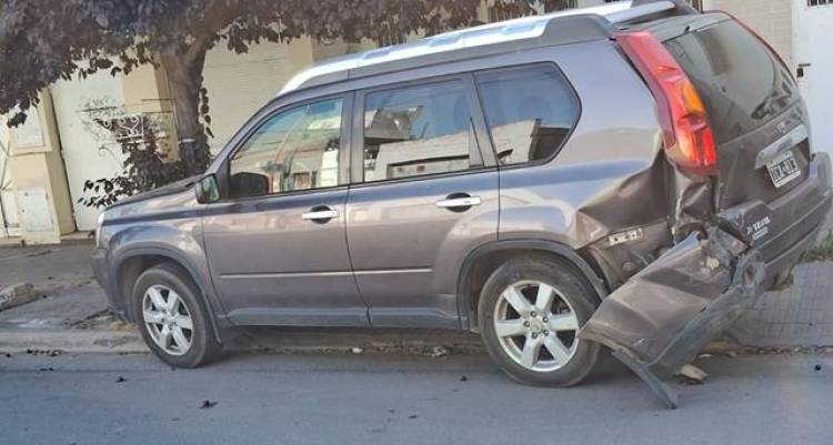 Chocó un auto estacionado, huyó y tras unas horas se presentó