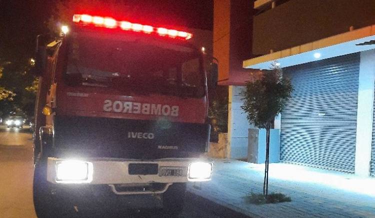 Principio de incendio de un auto en el Barrio Centenario