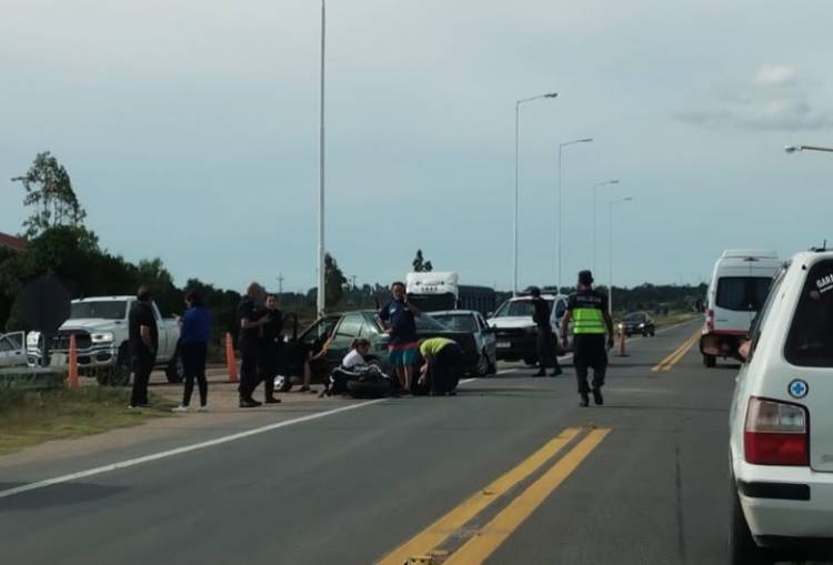 Accidente de tránsito entre un auto y una moto en ruta 229 altura Destacamento Vial