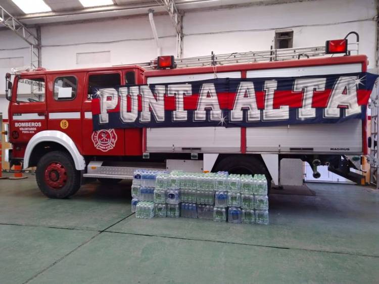 Bomberos Voluntarios recibió una donación de más de 700 botellas de agua de los Cuervos Punta Alta