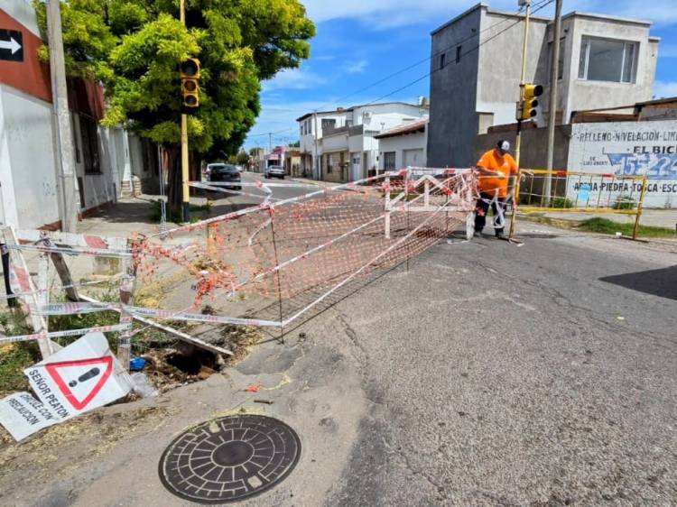 Hundimiento en el asfalto generó el corte total al tránsito de Libertad y Alem