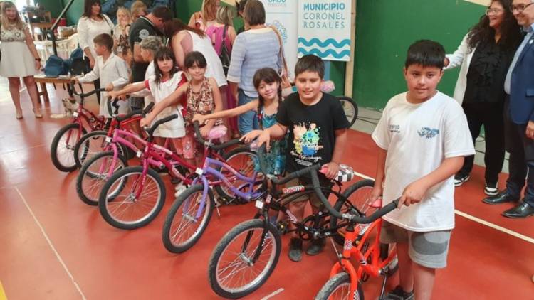 Se realizó la entrega de bicicletas y kits escolares