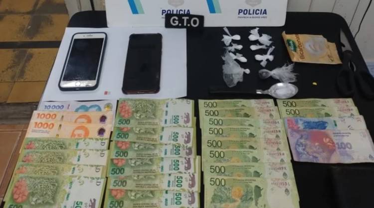 Dos personas detenidas por circular en una moto sin documentación y con posesión de cocaína