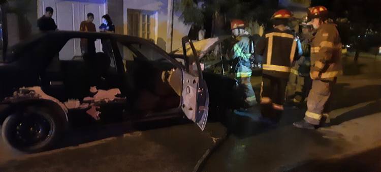 Bomberos Voluntarios acudieron al principio de incendio de un automotor en Pueyrredón al 700