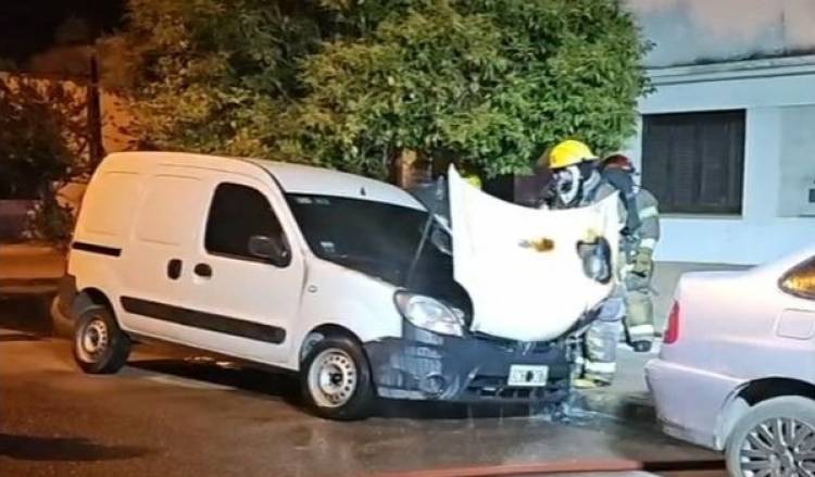 Un incendio generó daños en un utilitario en Humberto al 800