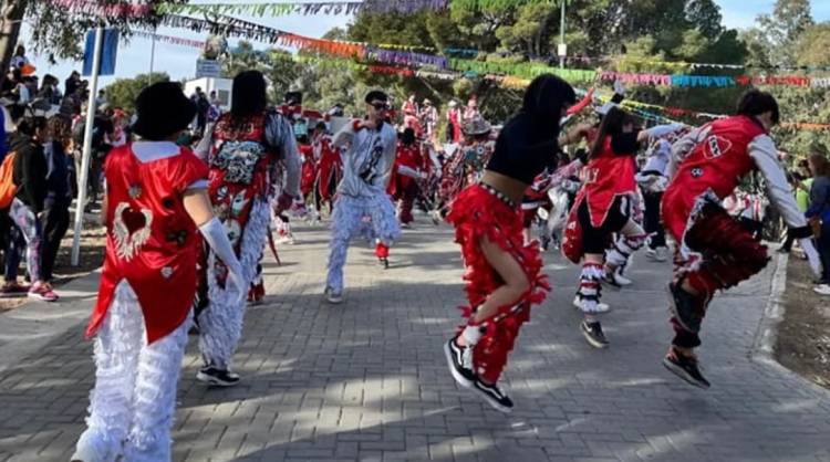 Domingo de comparsa, murga y batucada en otra edición del corso barrial