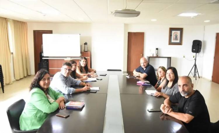 Las provincias abren negociaciones con gremios estatales y docentes