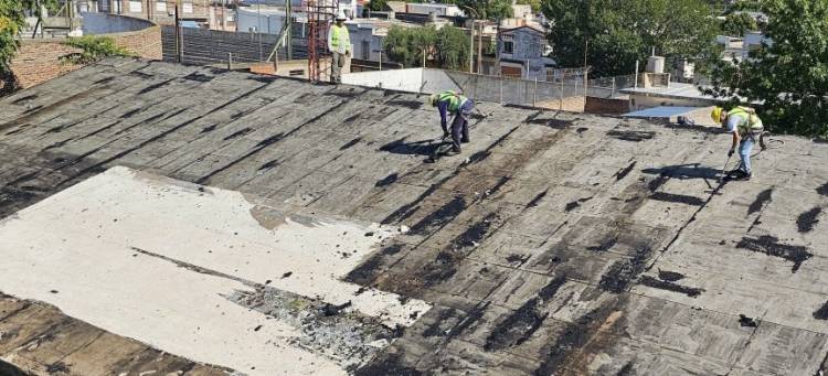 Se realizan trabajos de reparación de techos en la Escuela Primaria N° 22