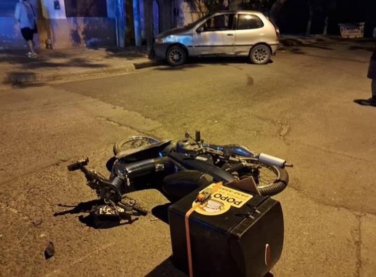 Un motociclista herido tras chocar con un auto