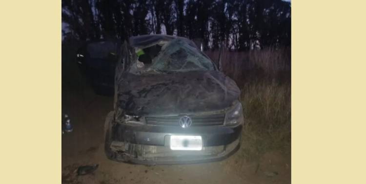 Un auto volcó en la ruta de acceso a Pehuen Co