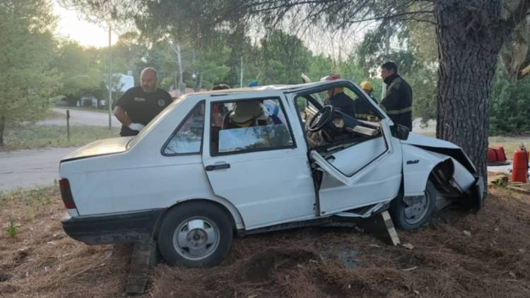 Un auto chocó contra un árbol en Pehuen Co, dos personas heridas