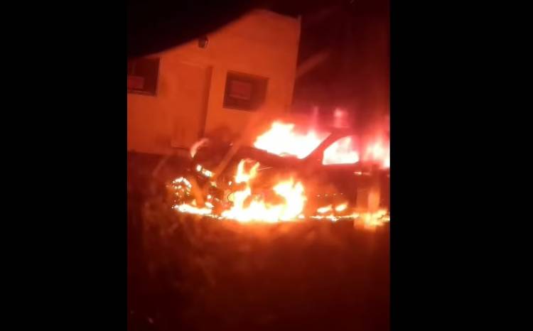 Pérdidas totales en el incendio de un auto en la Nueva Bahía Blanca