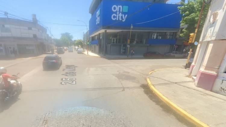 Peligro en la esquina de 25 de mayo y Rivadavia: hoy funcionaban dos semáforos en verde a la vez