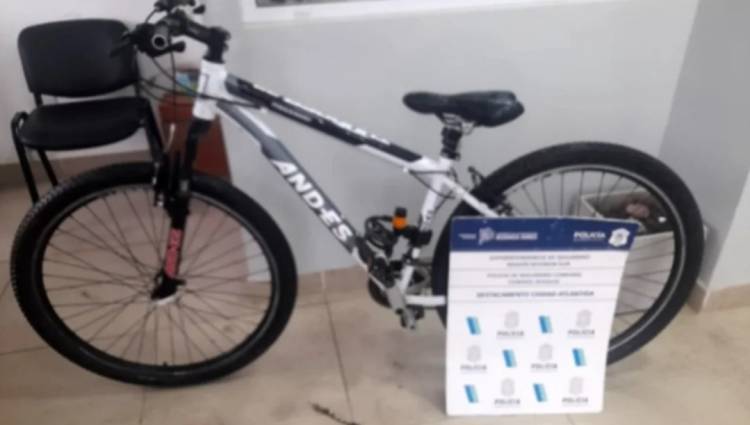 Un hombre saltó una reja, le robó la bicicleta a su expareja y lo atraparon
