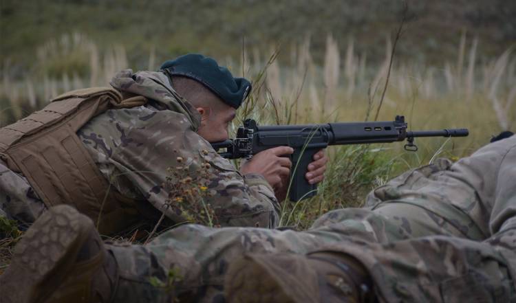 Comandos Anfibios se adiestran en técnicas de tiro en Baterías