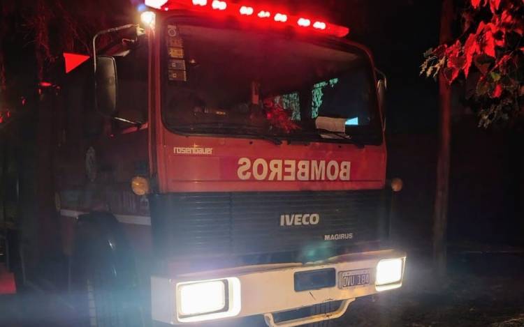 Pérdidas totales en el incendio de un automóvil en calle Paso al 100
