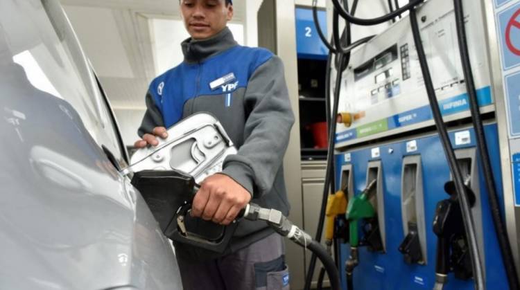 YPF confirmó que baja 4 por ciento el precio de los combustibles a partir del 1 de mayo