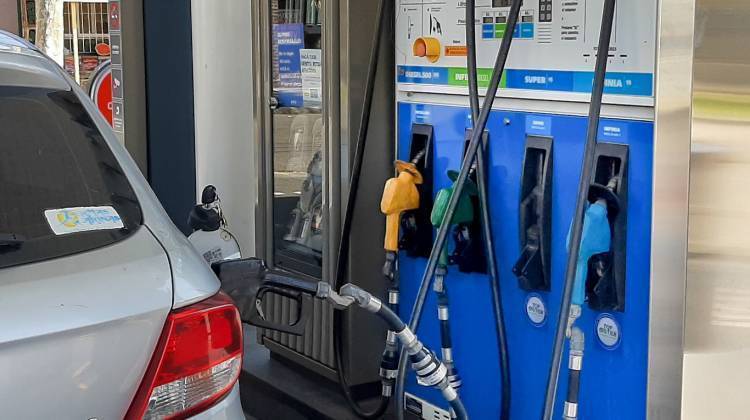 Mayo llegó con una baja en el precio de los combustibles