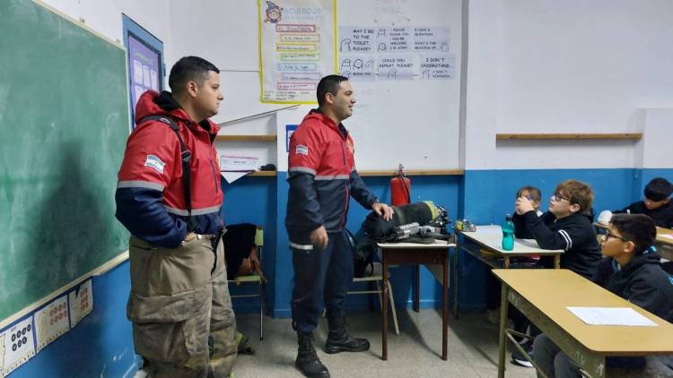 Bomberos Voluntarios de Punta Alta visitan escuelas capacitando a los alumnos para prevenir incendios