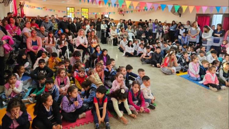 Se entregaron kits escolares, mobiliario y material didáctico a instituciones educativas