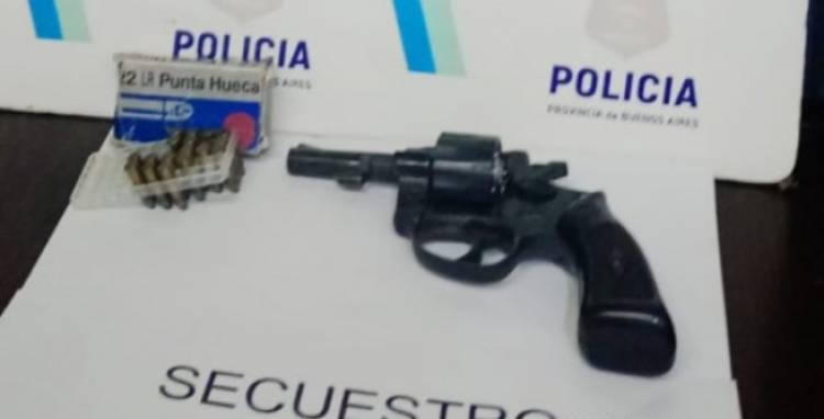 Allanaron una vivienda tras una denuncia por robo: secuestraron un arma, municiones y un celular