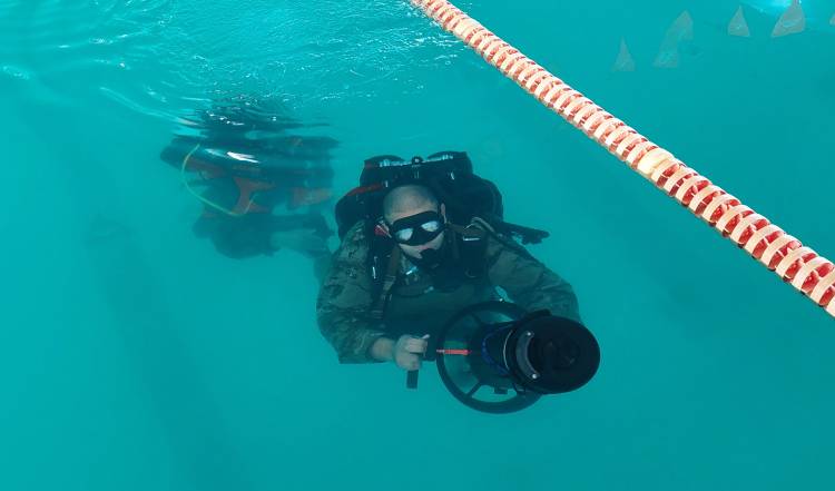 Prueba de material de buceo militar en la Base Naval Puerto Belgrano