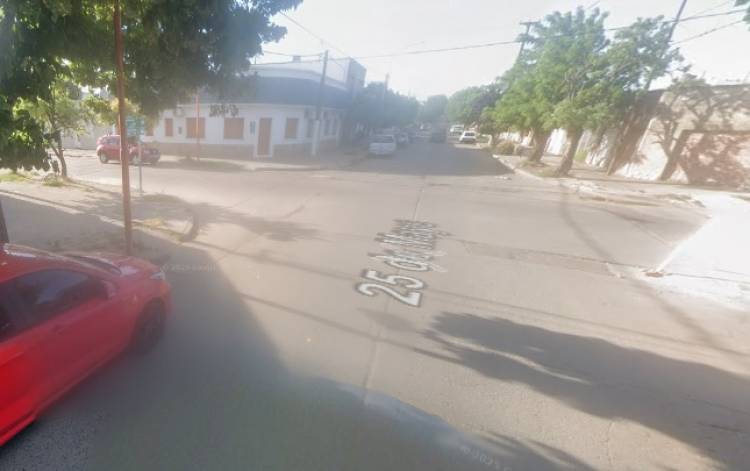 Accidente de tránsito entre una moto de delivery y un Ford Taunus en San Martín y 25 de mayo