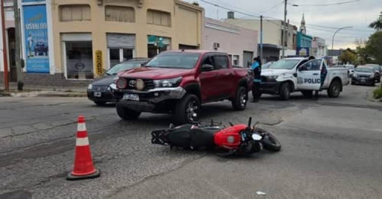 Accidente de tránsito entre una moto y una camioneta en la esquina de Murature y Urquiza