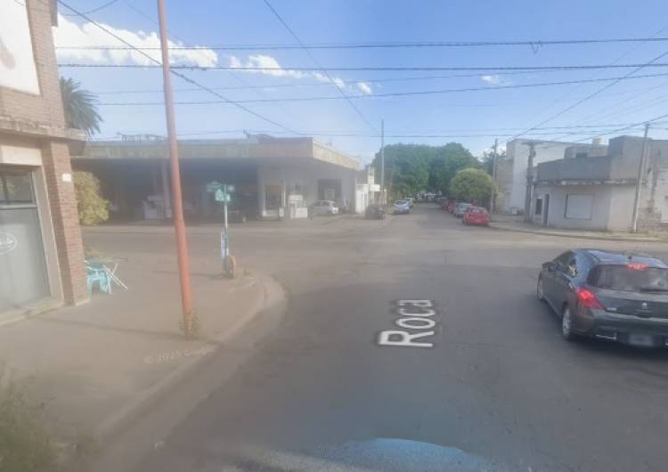 Accidente de tránsito entre una moto y un auto en la esquina de Roca y Pellegrini