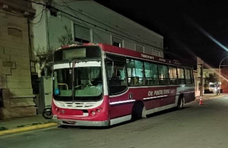 Un colectivo perdió una rueda y quedó varado en calle 25 de mayo al 300