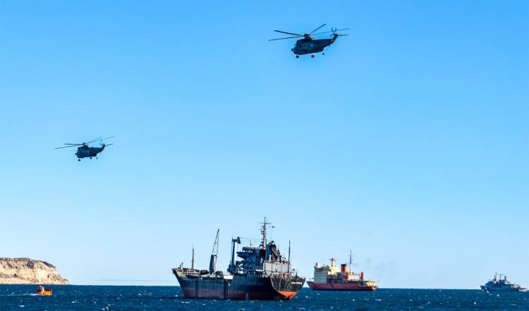 La Armada Argentina realiza un adiestramiento naval integrado en proximidades de la ciudad de Puerto Madryn