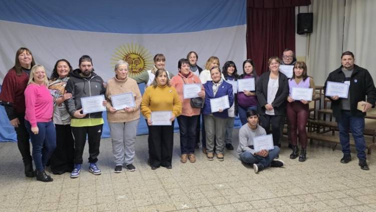 La promesa a la bandera en una escuela primaria de adultos