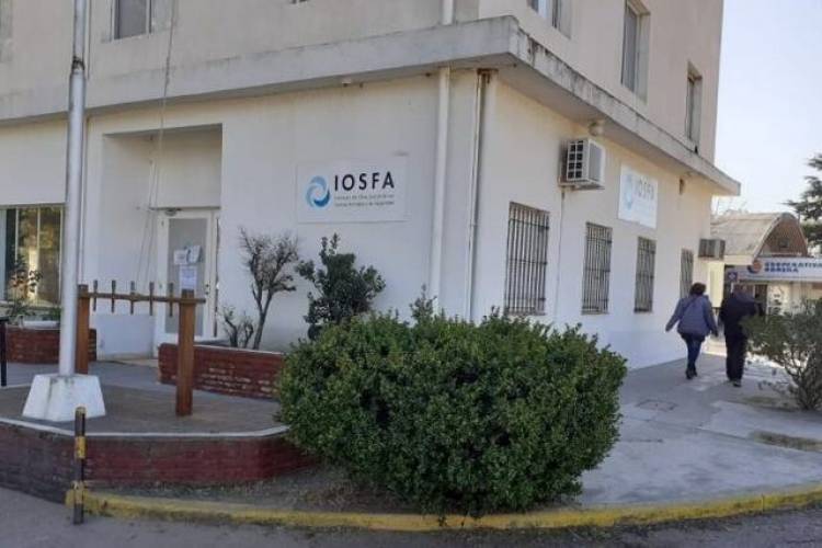 Afiliados de IOSFA fueron a reclamar a la sede local por la grave crisis que atraviesa la obra social