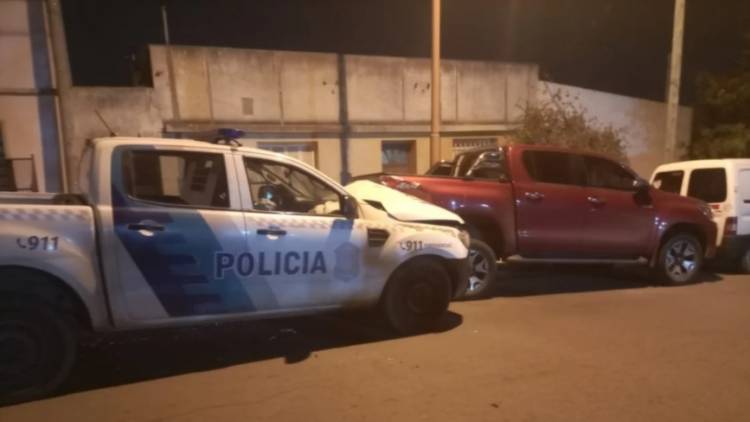 Un patrullero chocó contra una camioneta que se encontraba estacionada